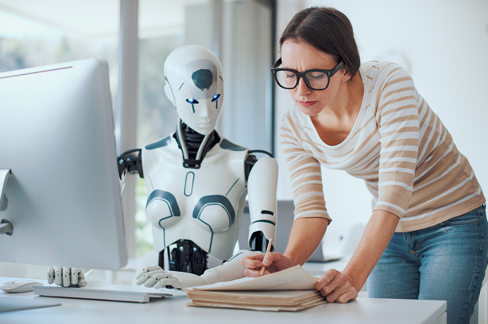 donna e robot davanti ad un computer